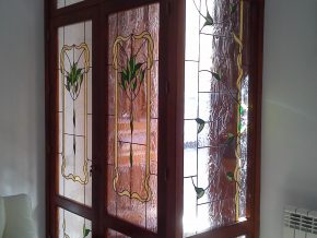 Cancela de entrada a casa con vidrieras artesanas con diseño personalizado a gusto del cliente.