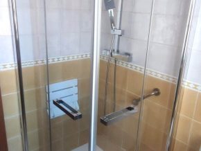 Mampara de ducha de gran acceso.