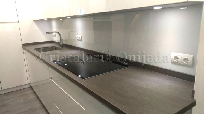Pared de cristal blanco en cocina