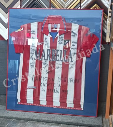 Camiseta enmarcada del Atlético de Madrid Camisa firmada del Atlético de Madrid enmarcada, con diseño a rayas rojas y blancas.