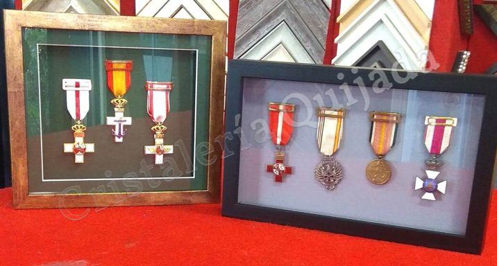 Medallas militares enmarcadas. Medallas del ejercito español expuestas.