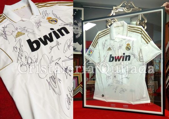 Camiseta de futbol enmarcada Camisa del Real Madrid firmada, enmarcada y exhibida entre dos cristales transparentes.