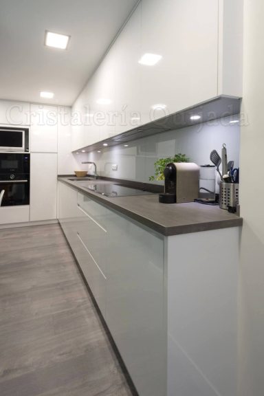 Cocina con cristal lacado blanco
