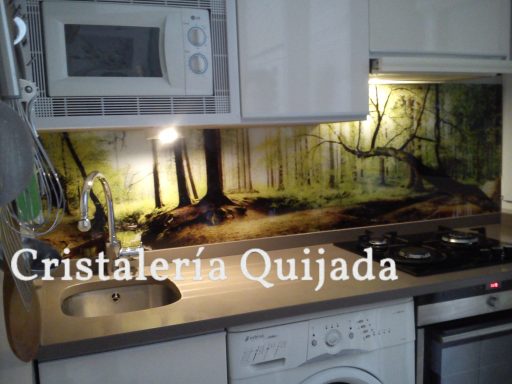 Paisaje inalterable tras vidrio en cocina