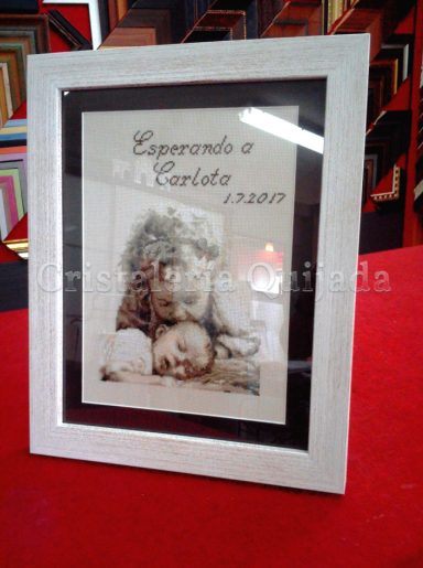 Recuerdo emotivo. Foto enmarcada de un niño y un bebé, con el texto "Siempre en el corazón".