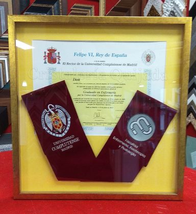Título enmarcado con orla. Título universitario con orla adjunta.