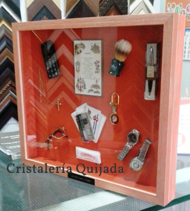 Recuerdos enmarcados. Expositor de recuerdos entrañables.