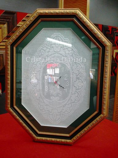 Marco octogonal Enmarcado octogonal de reloj con trabajo de ganchillo.