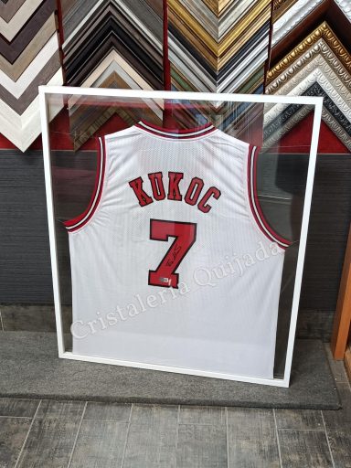 Kukoc. Camiseta de baloncesto. Camiseta enmarcada de Kukoc, número 7, de color blanco con detalles rojos.