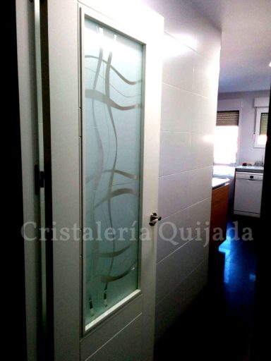 Dibujo grabado en puerta