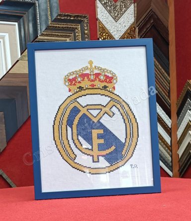 Punto de cruz. Real Madrid escudo. Escudo del Real Madrid en punto de cruz.