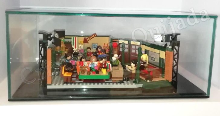 Serie "Friends". Artículo de colección en urna. Serie "Friends" en el bar, con figuras de Lego en diversas actividades y una barra decorada.