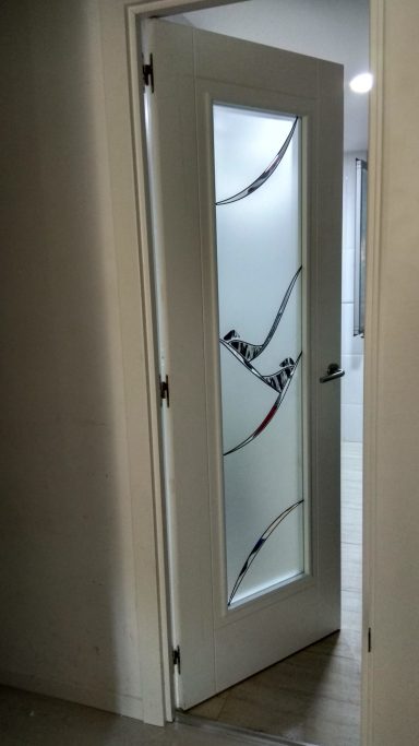 Vidrios y resina negros sobre fondo mate