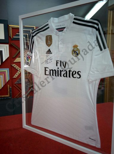 Zidane. Camiseta enmarcada con firma. 1 Camiseta de Zidane del Real Madrid, enmarcada entre dos cristales.