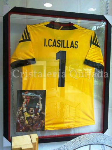Camiseta enmarcada de Iker Casillas Camiseta de futbol del portero Iker Casillas. Modelo que usó al ganar con la Selección Española la Copa del Mundo en 2010.
