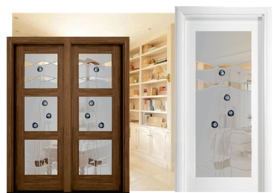 Cristal fusing de diseño Puertas de madera con paneles de vidrio y estantería blanca de fondo.