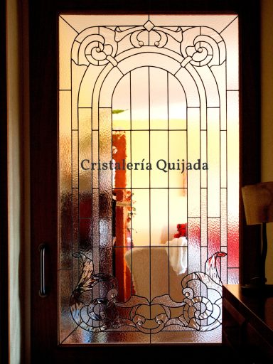 Vidriera victoriana Puerta de vidrio con diseño ornamental y el nombre "Cristalería Quijada" en el centro.