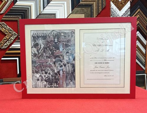 Documento del Atlético de Madrid enmarcado. Documento del Atlético de Madrid, recuerdo entrañable y apreciado de nuestro cliente, enmarcado para su conservación y observación.